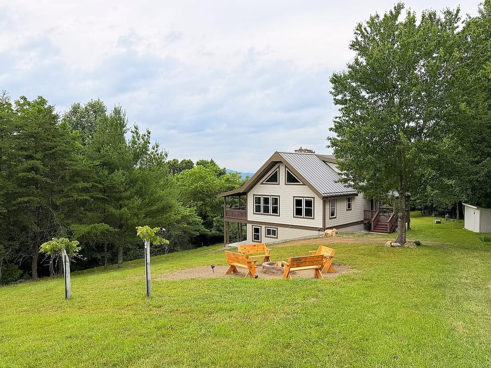 Peaceful Luxury Cabin w/Hot Tub & Views image 1