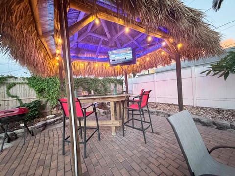 2 Homes - 4 MN to Madiera BCH - Hottub - HTD Pool