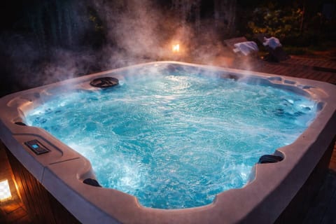 2 Homes - 4 MN to Madiera BCH - Hottub - HTD Pool