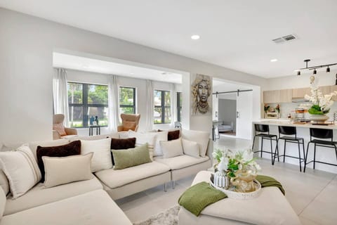 Modern Home • Pool • Near Beach & Las Olas
