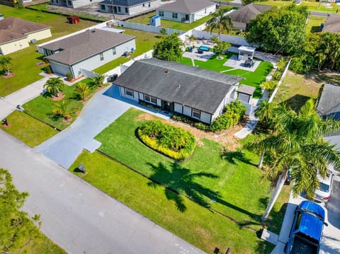 5BR Retreat | Hot Tub, Fire Pit & Outdoor Kitchen