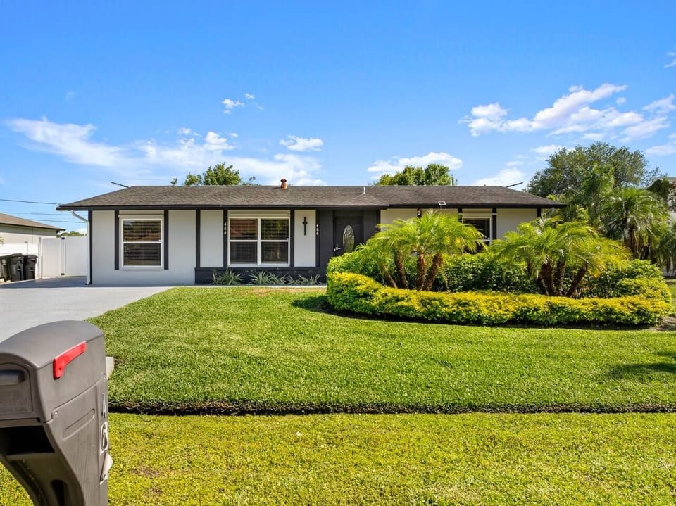 5BR Retreat | Hot Tub, Fire Pit & Outdoor Kitchen - Port St. Lucie