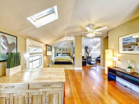 The Portland Loft- Stylish Penthouse with Views!