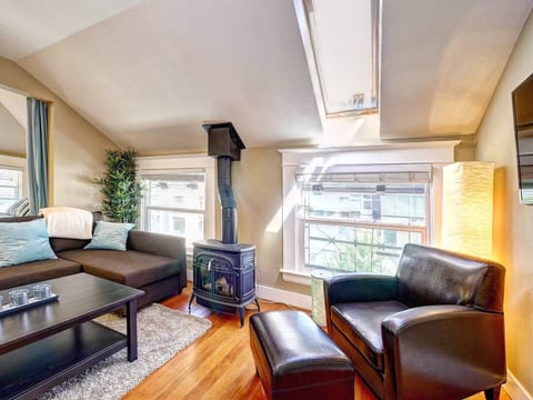 The Portland Loft- Stylish Penthouse with Views!