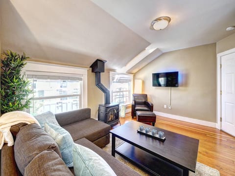 The Portland Loft- Stylish Penthouse with Views!