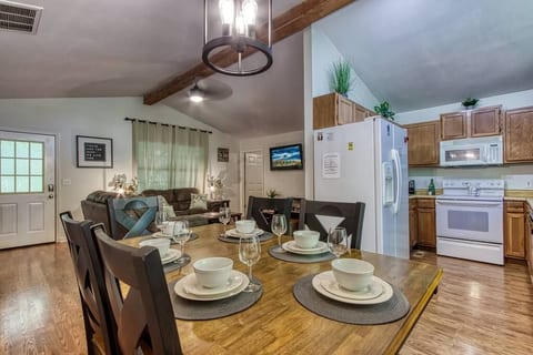2 King Suites • Private Hot Tub Near Dollywood