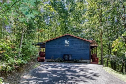 2 King Suites • Private Hot Tub Near Dollywood