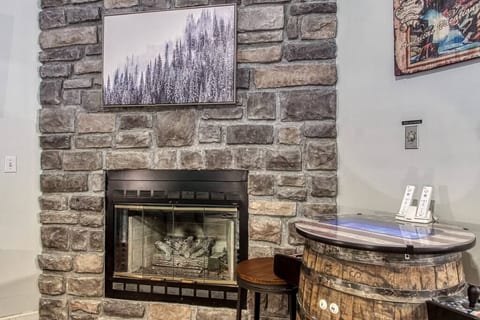 2 King Suites • Private Hot Tub Near Dollywood
