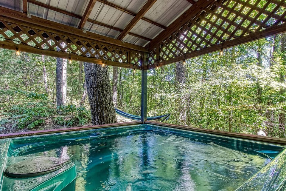 2 King Suites • Private Hot Tub Near Dollywood - Pigeon Forge