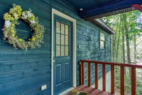 2 King Suites • Private Hot Tub Near Dollywood