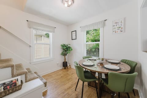 2bd Charming Bungalow Near Events