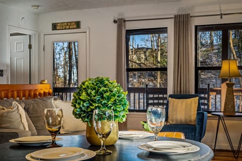 Locklyn's Loft | Views, Hot Tub, Game Room & MORE!