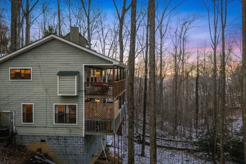 Locklyn's Loft | Views, Hot Tub, Game Room & MORE!