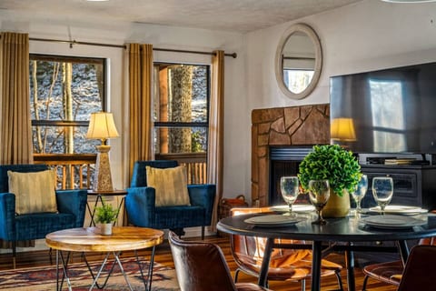 Locklyn's Loft | Views, Hot Tub, Game Room & MORE!