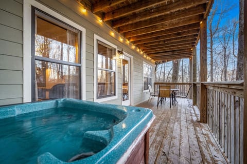 Locklyn's Loft | Views, Hot Tub, Game Room & MORE!