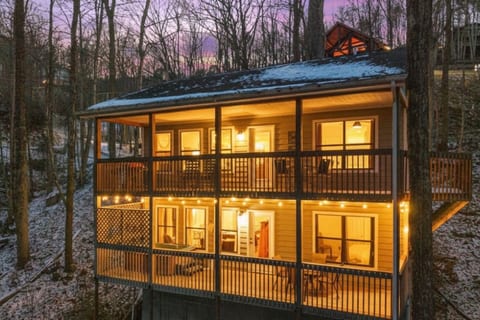 Locklyn's Loft | Views, Hot Tub, Game Room & MORE!