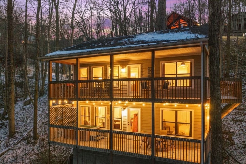 Locklyn's Loft | Views, Hot Tub, Game Room & MORE! - Gatlinburg