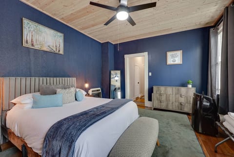 Upgraded 1BR in Elmwood | Fast WiFi + Parking