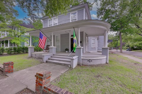 Upgraded 1BR in Elmwood | Fast WiFi + Parking