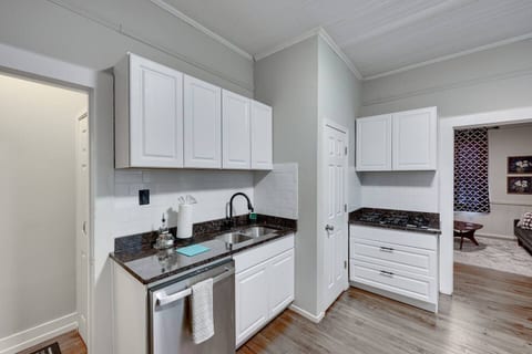 Upgraded 1BR in Elmwood | Fast WiFi + Parking