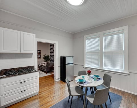Upgraded 1BR in Elmwood | Fast WiFi + Parking