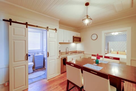 Stylish 1BR Upstairs Flat | Walk to Downtown