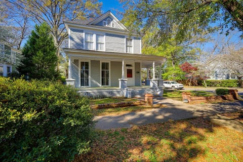 Stylish 1BR Upstairs Flat | Walk to Downtown