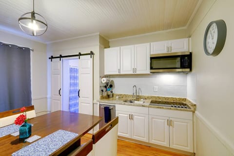 Stylish 1BR Upstairs Flat | Walk to Downtown