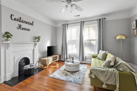 Renovated 1BR Upstairs Flat | Elmwood + Parking