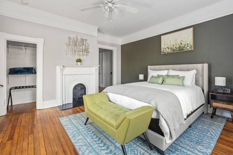 Renovated 1BR Upstairs Flat | Elmwood + Parking - Columbia
