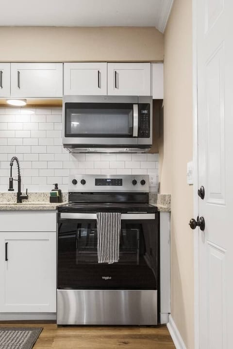 2BR 1.5BA Stylish Condo Near Hospitals - Shopping