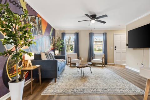 2BR 1.5BA Stylish Condo Near Hospitals - Shopping