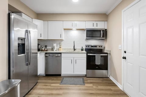 2BR 1.5BA Stylish Condo Near Hospitals - Shopping