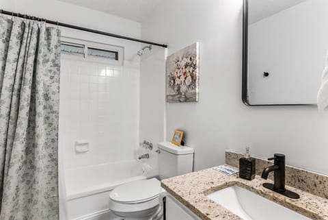 2BR 1.5BA Gorgeous Condo Near Hospitals - Shopping