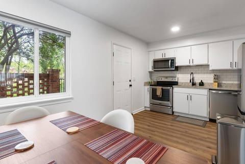 2BR 1.5BA Gorgeous Condo Near Hospitals - Shopping