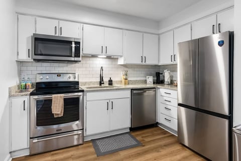 2BR 1.5BA Gorgeous Condo Near Hospitals - Shopping