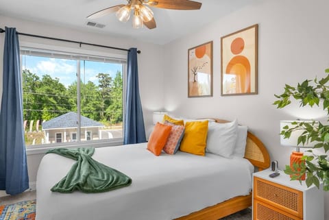 3BR 2.5BA Fort Jackson | Fast WiFi + Parking