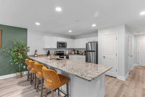 3BR 2.5BA Fort Jackson | Fast WiFi + Parking