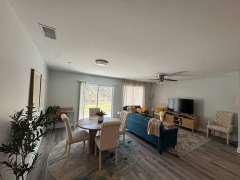 3BR 2.5BA Fort Jackson | Fast Wi-Fi + Parking