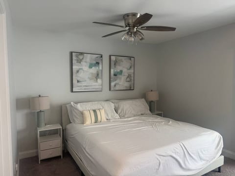 3BR 2.5BA Fort Jackson | Fast Wi-Fi + Parking