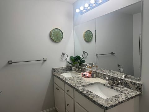 3BR 2.5BA Fort Jackson | Fast Wi-Fi + Parking