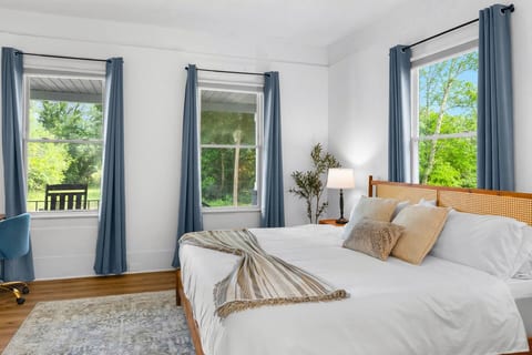 2BR Bungalow | Fire Pit + Near 5 Points + Prisma