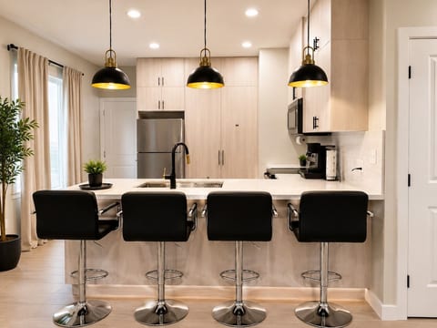 Luxury 2BR | Fast WIFI | Near Shopping image 3