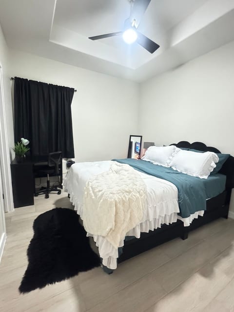 Luxury 2BR | Fast WIFI | Near Shopping image 4