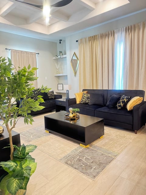 Luxury 2BR | Fast WIFI | Near Shopping image 5