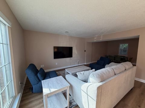 3BR 1.5BA New Condo Near Hospitals - Sleeps 7