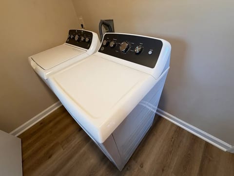 3BR 1.5BA New Condo Near Hospitals - Sleeps 7