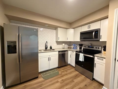3BR 1.5BA New Condo Near Hospitals - Sleeps 7