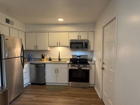 2BR 1.5BA New Condo Near Hospitals - Sleeps 5