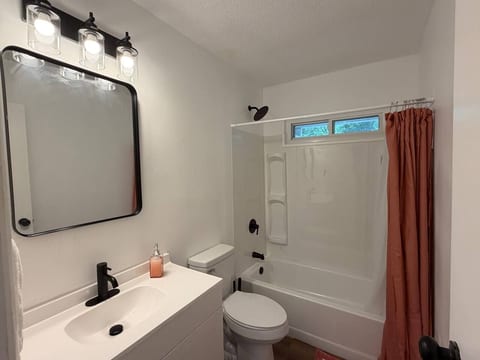 2BR 1.5BA New Condo Near Hospitals - Sleeps 5